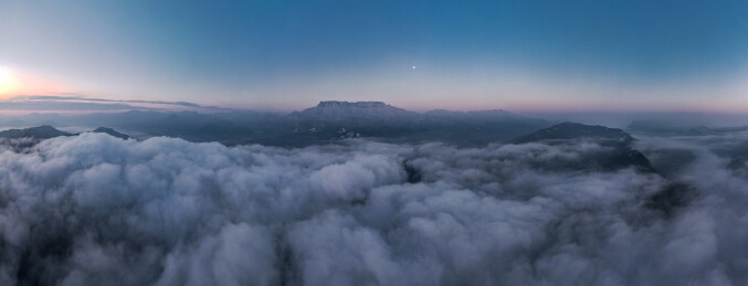 航拍日出时分云海上的四川瓦屋山雪景