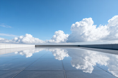 蓝天白云下的现代建筑露台