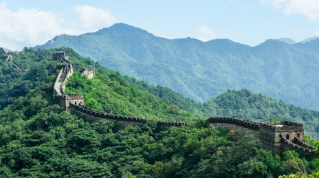 夏季北京慕田峪长城烽火台和连绵山脉风景