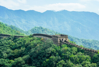 夏季北京慕田峪长城烽火台和连绵山脉风景