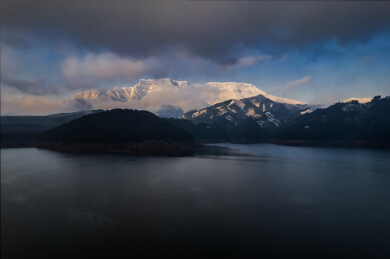 航拍四川眉山洪雅瓦屋山和雅女湖冬日雪景