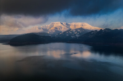 航拍四川眉山洪雅瓦屋山和雅女湖冬日雪景