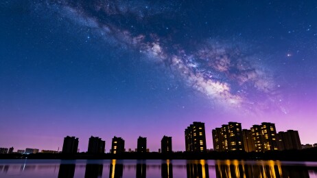 夜空繁星映照城市建筑