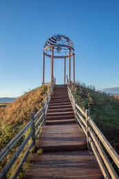 内蒙古黑山头湿地夕阳下的木栈道与观景台