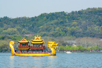 浙江杭州西湖中式仿古龙舟