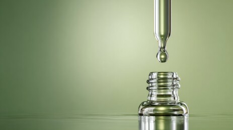 滴管滴入瓶中液体