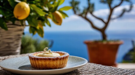 柠檬挞置于海边露台