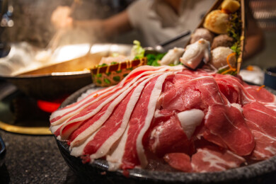 新鲜切片牛肉与火锅食材摆盘