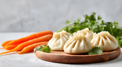 木质托盘上的鲜肉包