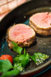 煎牛排配香草和樱桃番茄