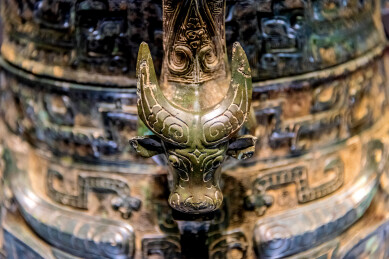 中国广西壮族自治区博物馆商兽面纹提梁铜卣