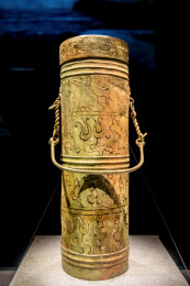 中国广西壮族自治区博物馆西汉漆绘提梁铜筒