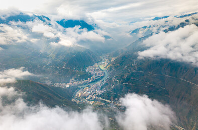 四川阿坝汶川县城清晨云雾航拍鸟瞰