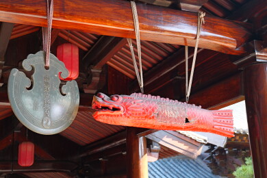 宝山寺悬挂的青铜法器和红色木鱼