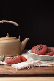 陶壶与柿饼的中式静物
