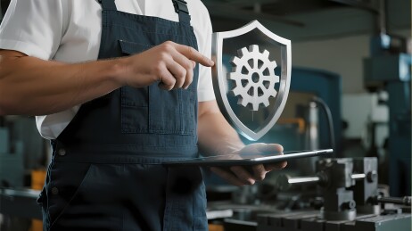 工人展示工业防护盾