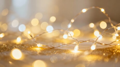 金色灯光串装饰场景图片