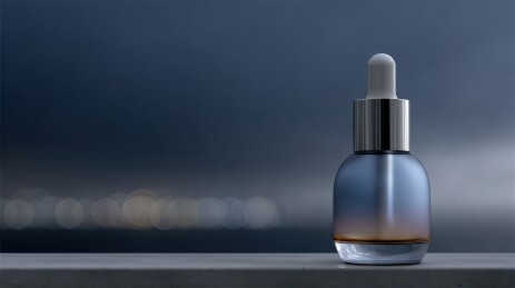 深色背景下的滴管精华瓶