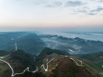 贵阳鸳鸯坡航拍云雾缭绕的山脉
