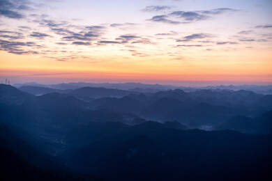 贵阳鸳鸯坡 山峦间的日出天空景象