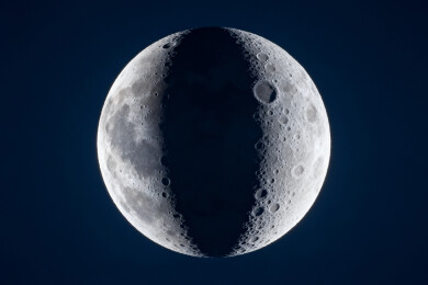 月球表面特写光影对比鲜明