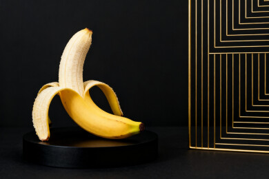 剥开的香蕉与金色线条装饰