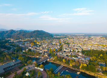 成都崇州街子古镇瑞龙桥和古镇全景日落航拍