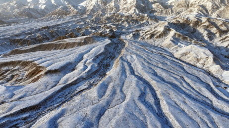 中国新疆哈密：雪舞银蛇绕天山，寒妆山麓展秀妍