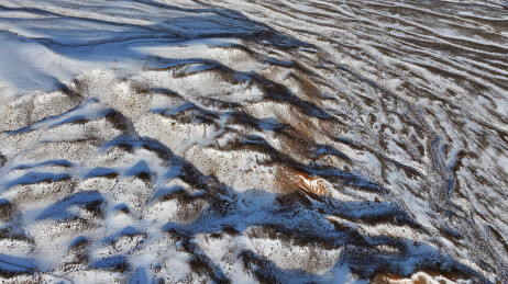 中国新疆哈密：雪舞银蛇绕天山，寒妆山麓展秀妍