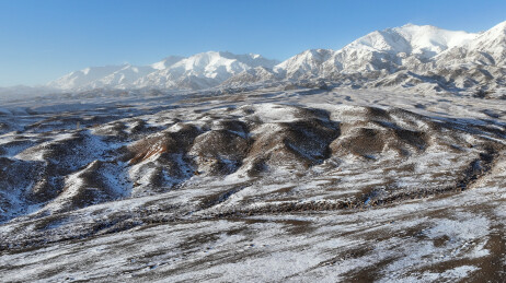 中国新疆哈密：雪舞银蛇绕天山，寒妆山麓展秀妍