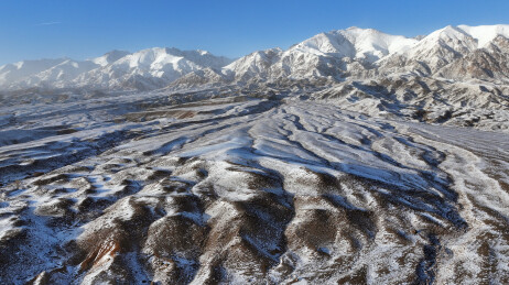 中国新疆哈密：雪舞银蛇绕天山，寒妆山麓展秀妍