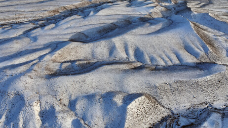 中国新疆哈密：雪舞银蛇绕天山，寒妆山麓展秀妍