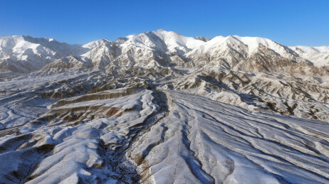 中国新疆哈密：雪舞银蛇绕天山，寒妆山麓展秀妍