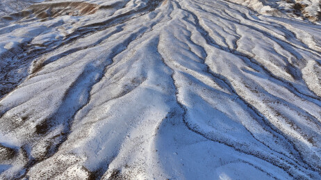 中国新疆哈密：雪舞银蛇绕天山，寒妆山麓展秀妍