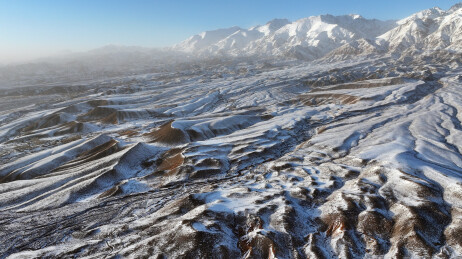 中国新疆哈密：雪舞银蛇绕天山，寒妆山麓展秀妍