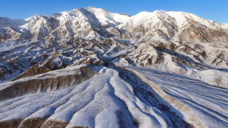 中国新疆哈密：雪舞银蛇绕天山，寒妆山麓展秀妍