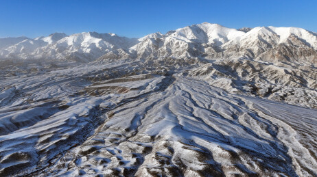 中国新疆哈密：雪舞银蛇绕天山，寒妆山麓展秀妍