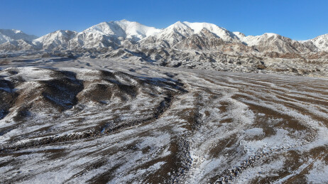中国新疆哈密：雪舞银蛇绕天山，寒妆山麓展秀妍