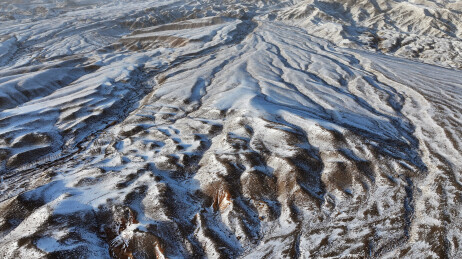 中国新疆哈密：雪舞银蛇绕天山，寒妆山麓展秀妍