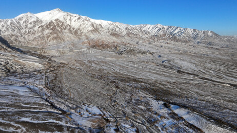 中国新疆哈密：雪舞银蛇绕天山，寒妆山麓展秀妍