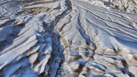 中国新疆哈密：雪舞银蛇绕天山，寒妆山麓展秀妍