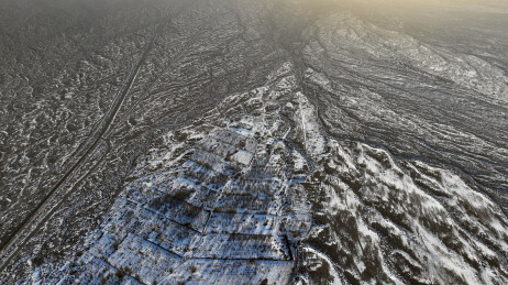 中国新疆哈密：雪舞银蛇绕天山，寒妆山麓展秀妍