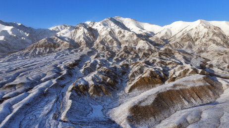 中国新疆哈密：雪舞银蛇绕天山，寒妆山麓展秀妍