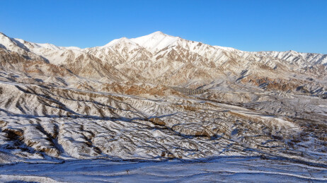 中国新疆哈密：雪舞银蛇绕天山，寒妆山麓展秀妍