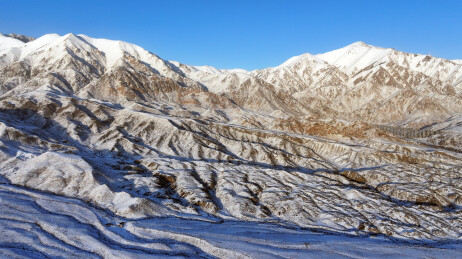 中国新疆哈密：雪舞银蛇绕天山，寒妆山麓展秀妍