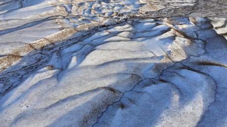 中国新疆哈密：雪舞银蛇绕天山，寒妆山麓展秀妍