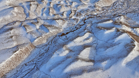 中国新疆哈密：雪舞银蛇绕天山，寒妆山麓展秀妍