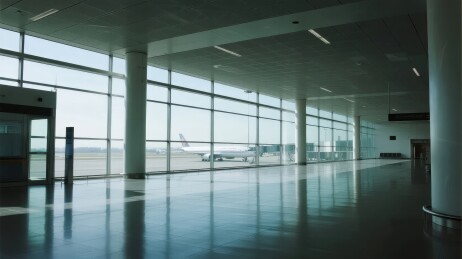 机场候机厅宽敞明亮旅客稀少