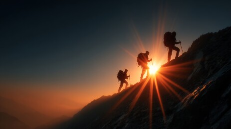 夕阳下的登山团队