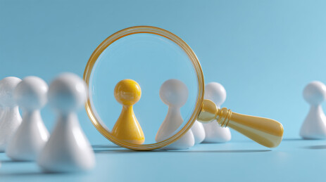 放大镜聚焦寻找独特的黄色棋子